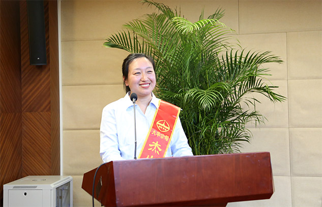 市場(chǎng)營銷中心劉巍巍、技術(shù)中心王夏偉代表杰出團(tuán)隊(duì)及優(yōu)秀個(gè)人發(fā)言