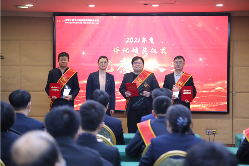 圖注：大華公司副總經(jīng)理?xiàng)钣?、副總?jīng)理邵楠、副總經(jīng)理孫曉斌、副總經(jīng)理岳春梅為王夏偉、王偉、高洪峰頒發(fā)優(yōu)秀個(gè)人“技術(shù)精英獎(jiǎng)”，為王昊川、楊金旺頒發(fā)優(yōu)秀個(gè)人“市場(chǎng)先鋒獎(jiǎng)”，為張楠、許碩、李賀頒發(fā)優(yōu)秀個(gè)人“運(yùn)營標(biāo)兵獎(jiǎng)”，為周景浩、張二亮頒發(fā)“最佳新銳獎(jiǎng)”。